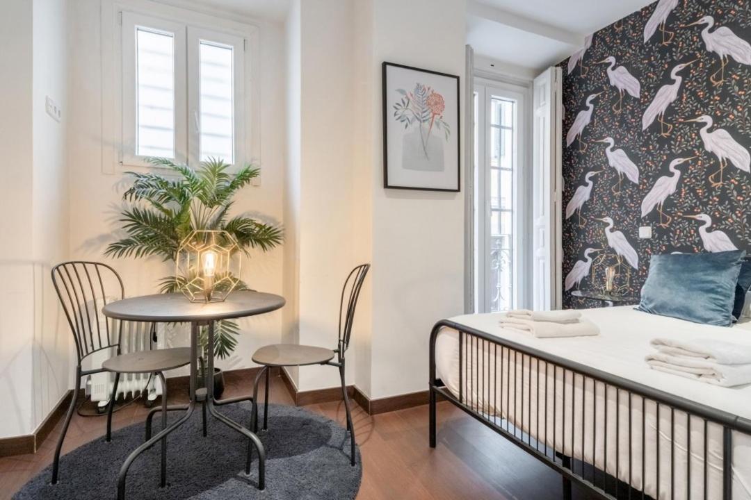 2 Bedrooms 2 Bathrooms Furnished - Malasana - Bright Stylish - Mintystay Madrid Exterior photo